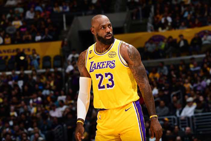 詹姆斯场均快攻得分联盟第一 打高尔夫+摇头晃脑尽享音乐