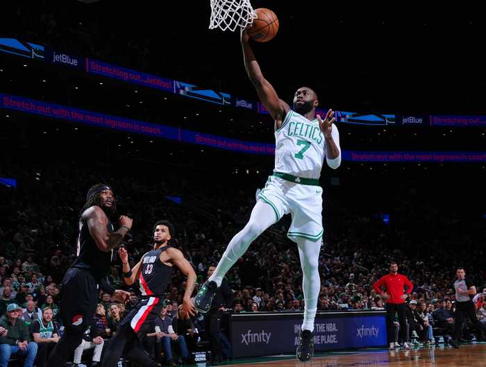 杨瀚森又遭DNP！怀特1攻1防助绿凯力克开拓者 布朗20+8+5+4断