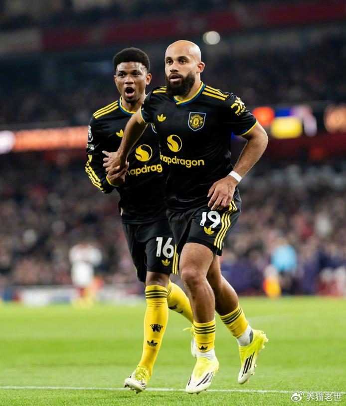 足坛一夜动态：巴萨3-0重返榜首，曼联绝杀阿森纳，AC米兰21轮不败