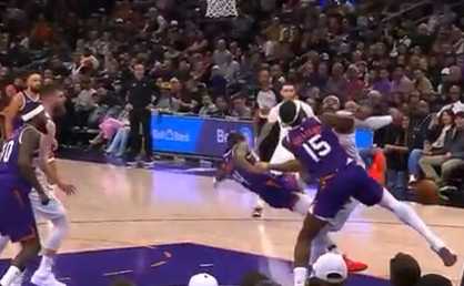 杰伦-格林争抢篮板时重重摔倒在地，随后忍着疼痛再次登场