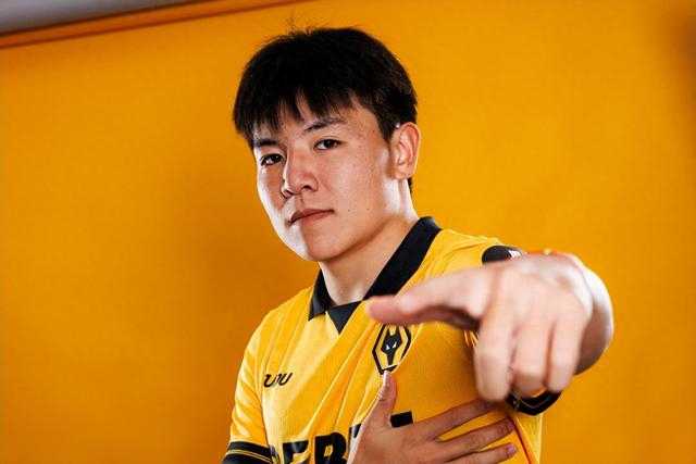 徐彬能超越前辈戴伟浚吗？加盟狼队为中国足球争光，网友议论纷纷