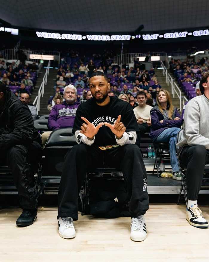 利经理来视察了！利拉德回母校韦伯州立大学看球！