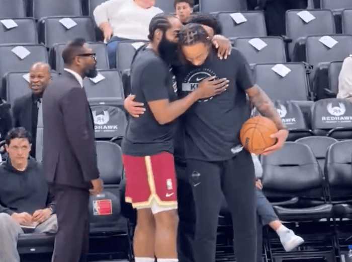 好兄弟！船记晒画面：哈登和德罗赞赛前拥抱示意并小声低语