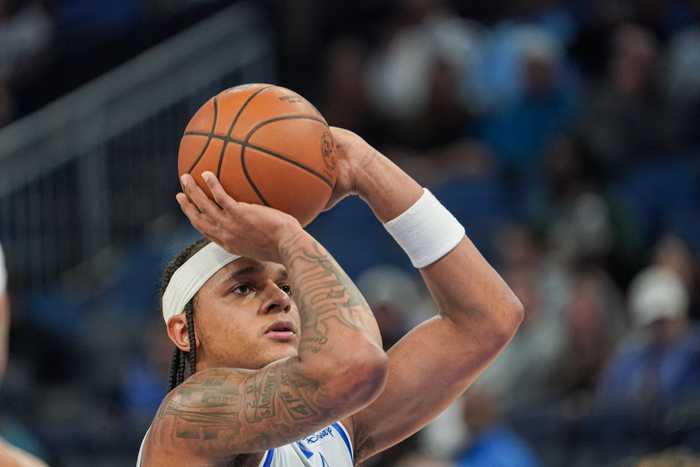 表现平庸躺赢！班凯罗出战32分钟10投仅3中得到11分9篮板3助攻