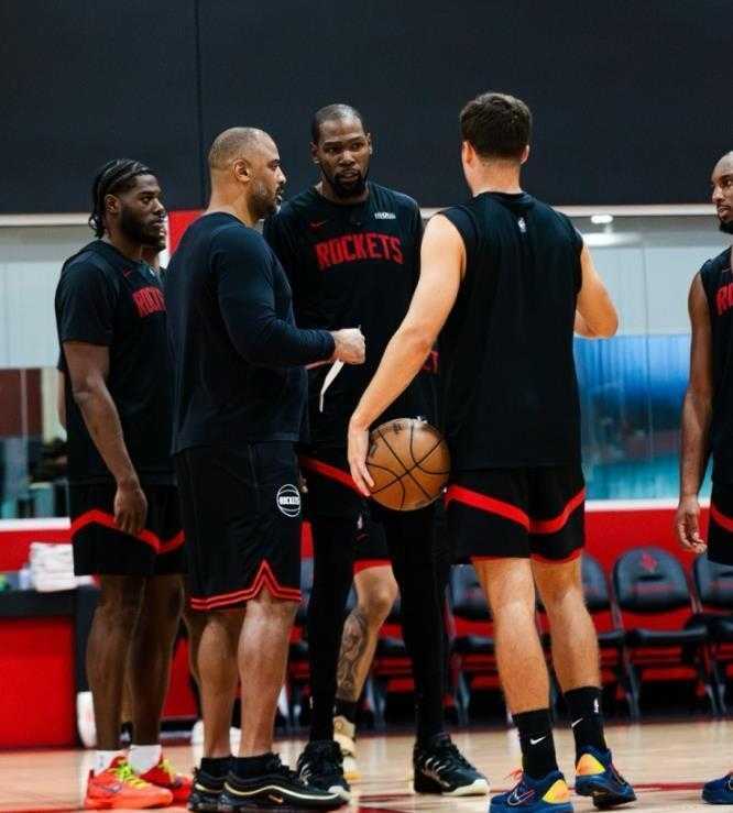 1出1进！火箭队2阵迎调整，30岁老将取代后场大闸，重夺轮换位置