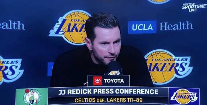 输绿军！雷迪克赞攻批守，东契奇谈三核融入，里弗斯直指罚球心态