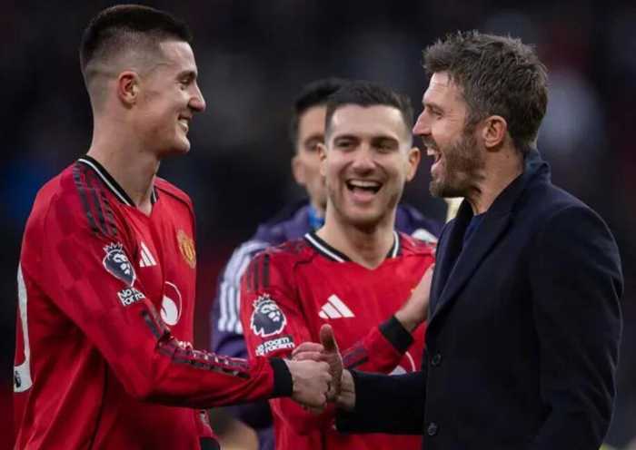 曼联名宿布鲁斯谈卡里克面临首发抉择，谢什科是否该进首发