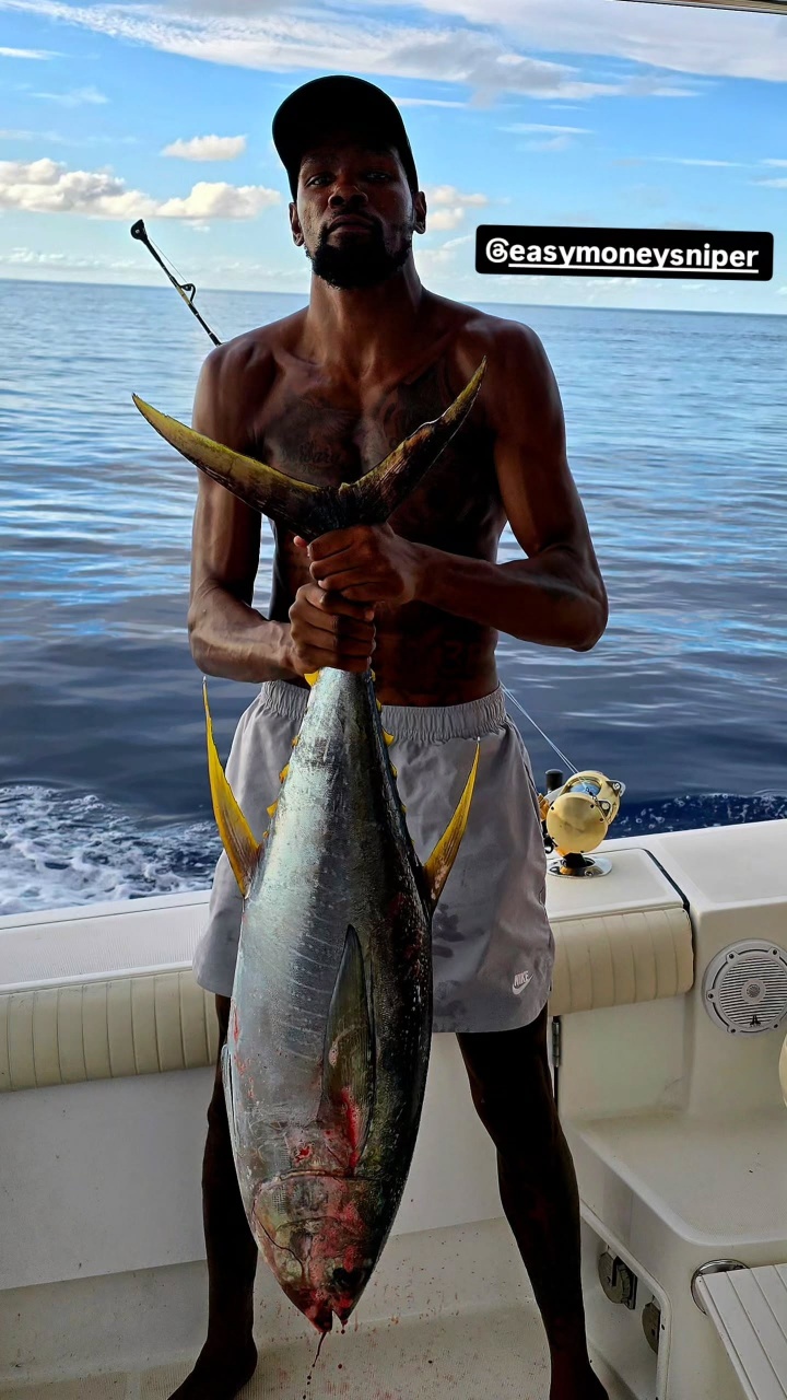 亚当斯：钓到那条大金枪鱼时我感觉像夺冠了 而杜兰特却面无表情