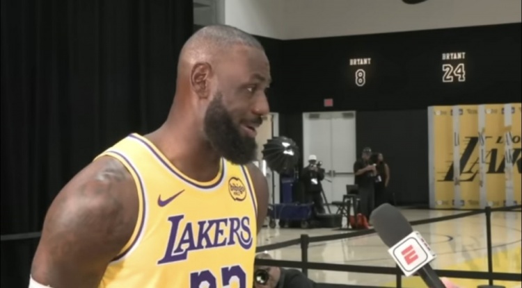 詹姆斯：我不担心合同问题 还能有合同打我爱的比赛我就很荣幸了