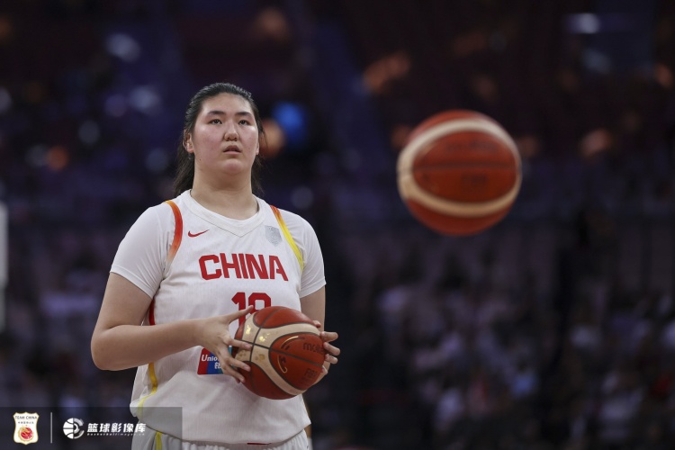 媒体人：在张子宇3犯时依旧不换下保护 就是要锻炼她的应变能力